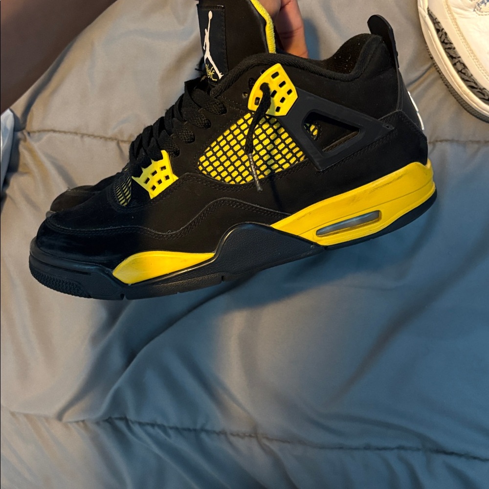 Jordan 4 thunders - Picture 3 of 4